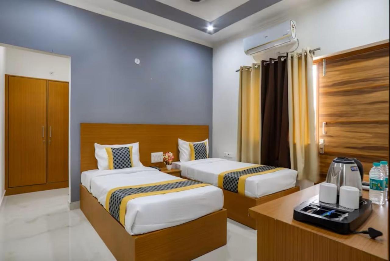 Hotel The Castle Blue à Greater Noida Extérieur photo