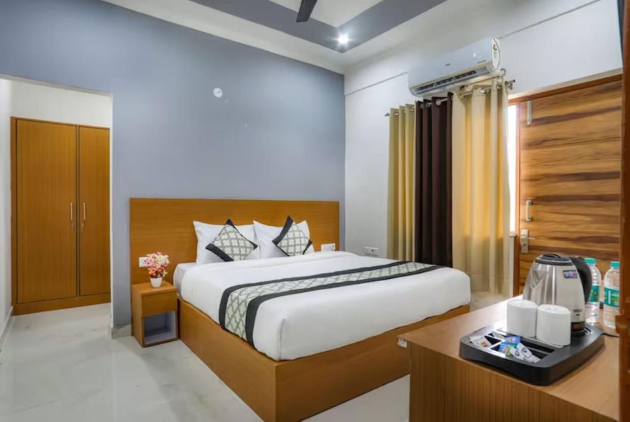 Hotel The Castle Blue à Greater Noida Extérieur photo