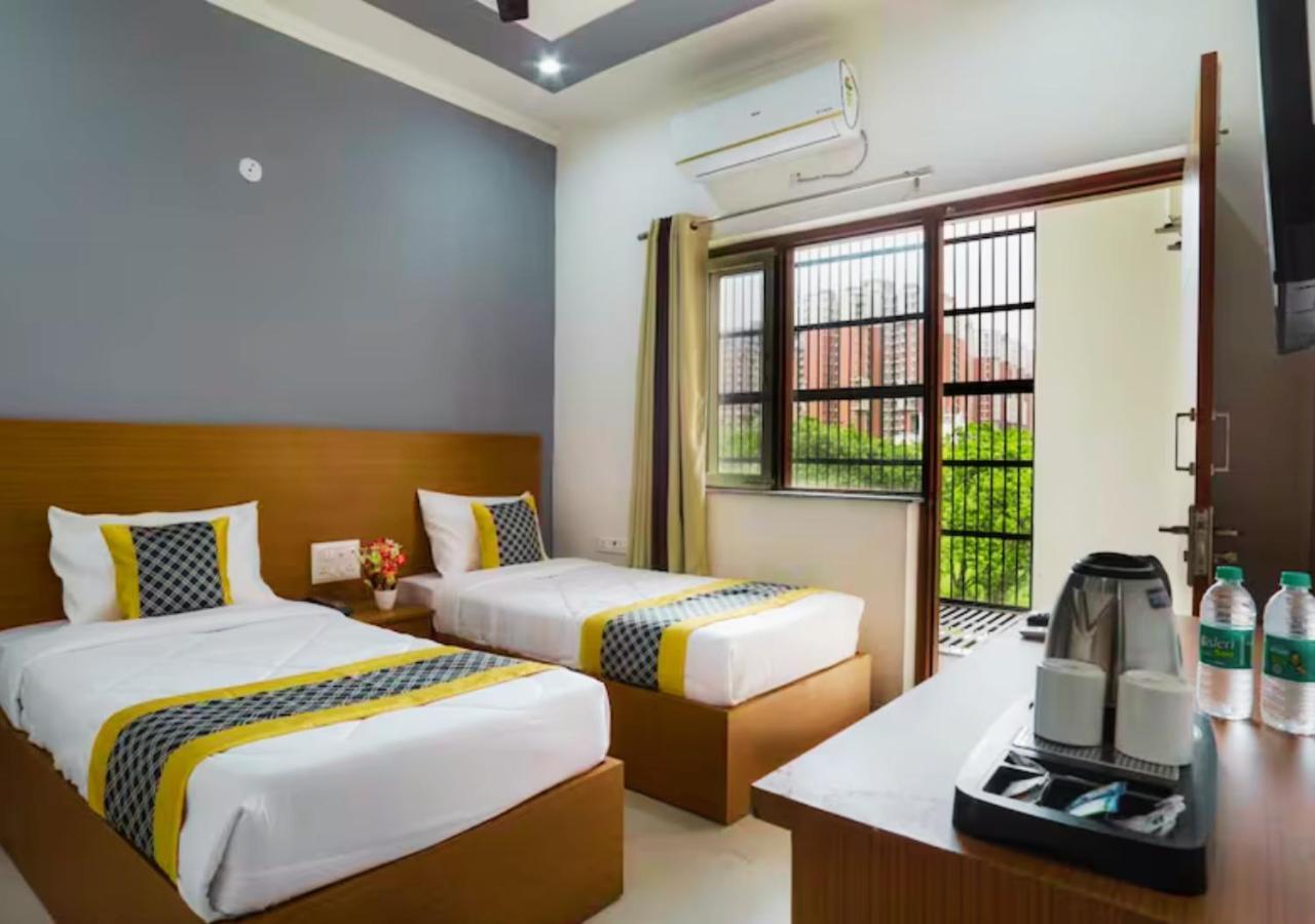 Hotel The Castle Blue à Greater Noida Extérieur photo